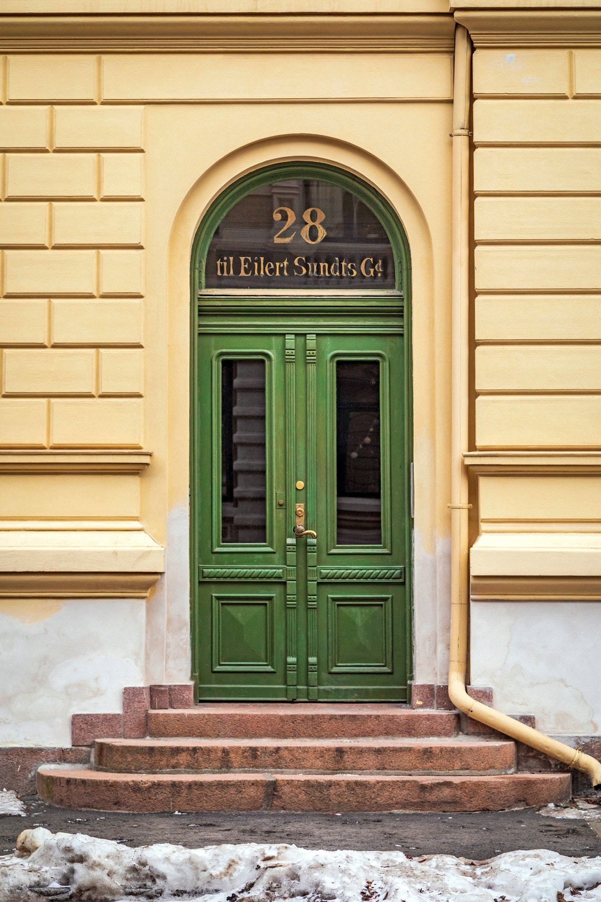 Godt bevart, klassisk gård fra 1892, med bevarte originaldetaljer. Galleribilde
