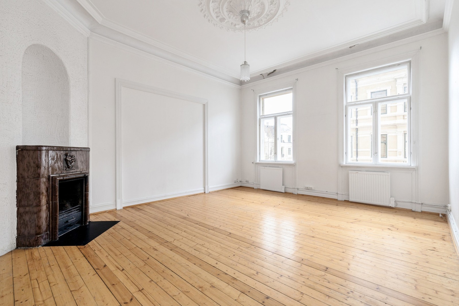 Et fantastisk rom med nok en elegant peisovn, en klassisk kamin fra slutten av 1800-tallet. Galleribilde