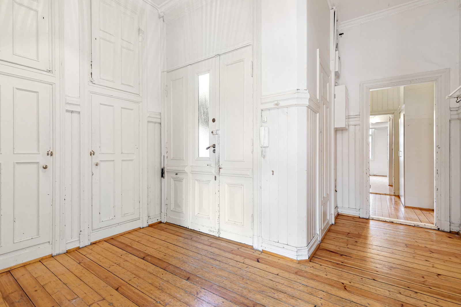 Hall med innebyggede skap. Galleribilde