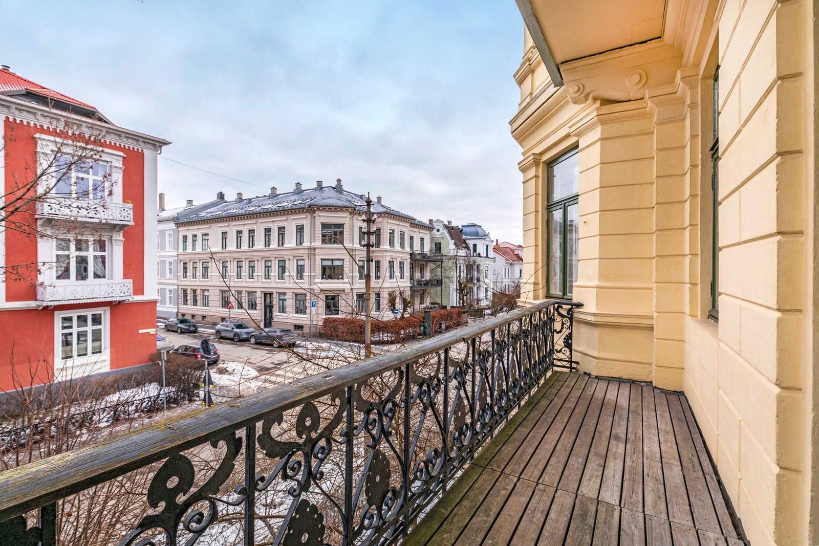 Stor sørøstvendt balkong vendt mot Eilert Sundt gate. Galleribilde