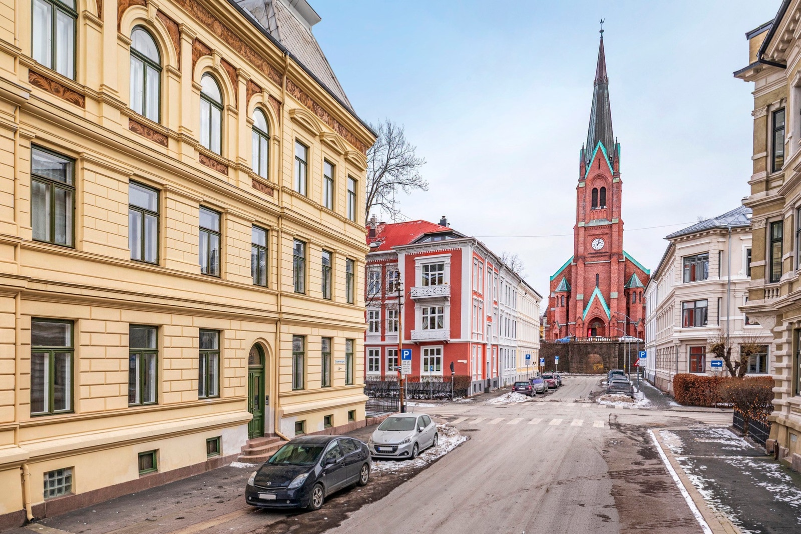 En avsidesliggende og flott gate på Briskeby/Uranienborg. I enden ligger Uranienborg kirke. Galleribilde