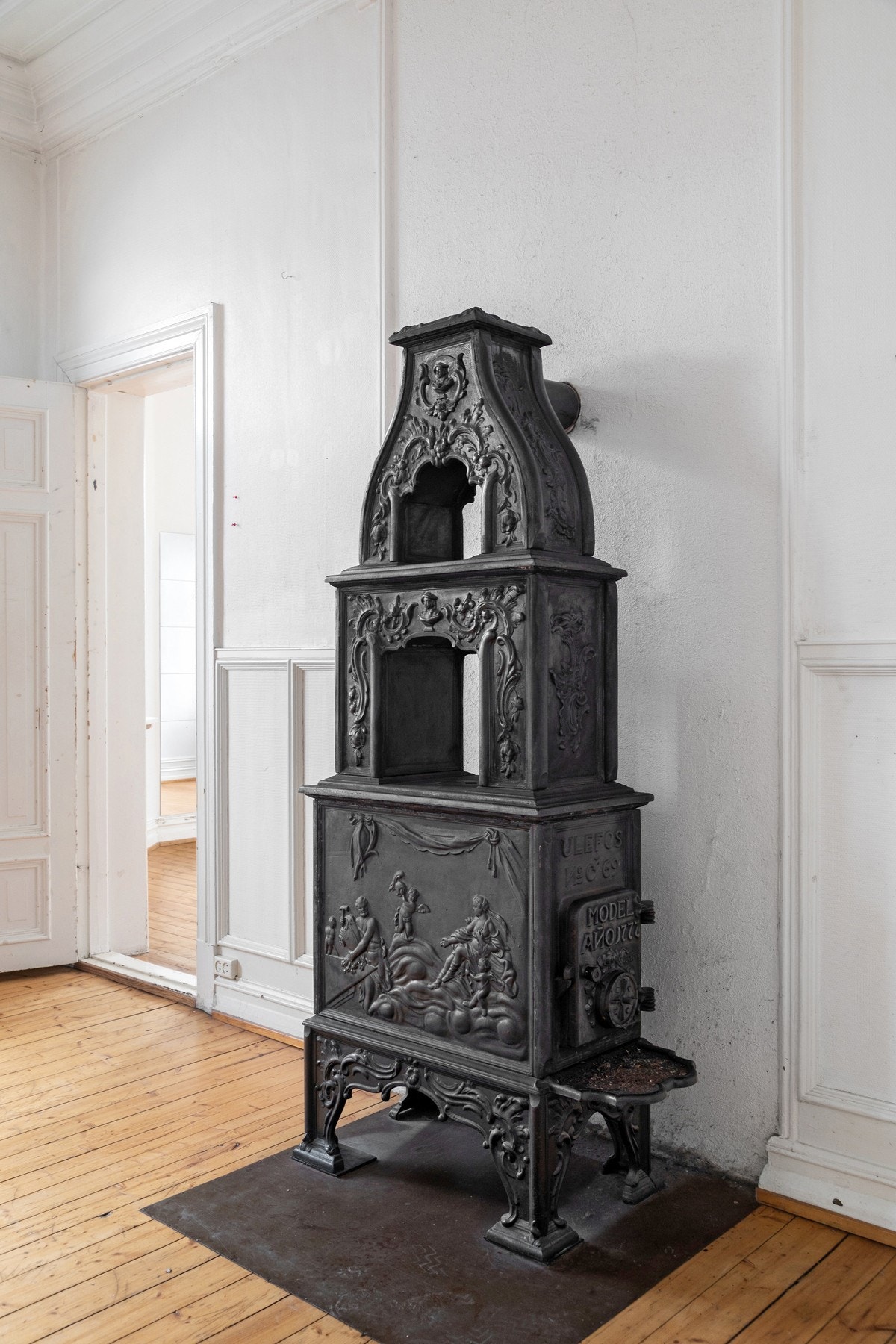 En praktfull, original støpejernsovn fra Ulefos Jernværk med nydelig, historisk dekor - et sjeldent smykke som løfter hele rommets karakter. Galleribilde