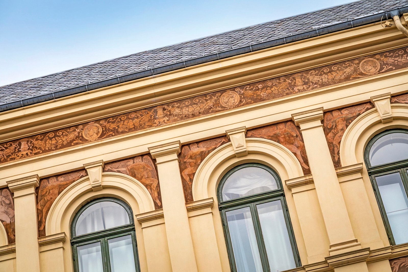 Vakker sgraffito-dekor og arkitektoniske detaljer på fasade. Galleribilde