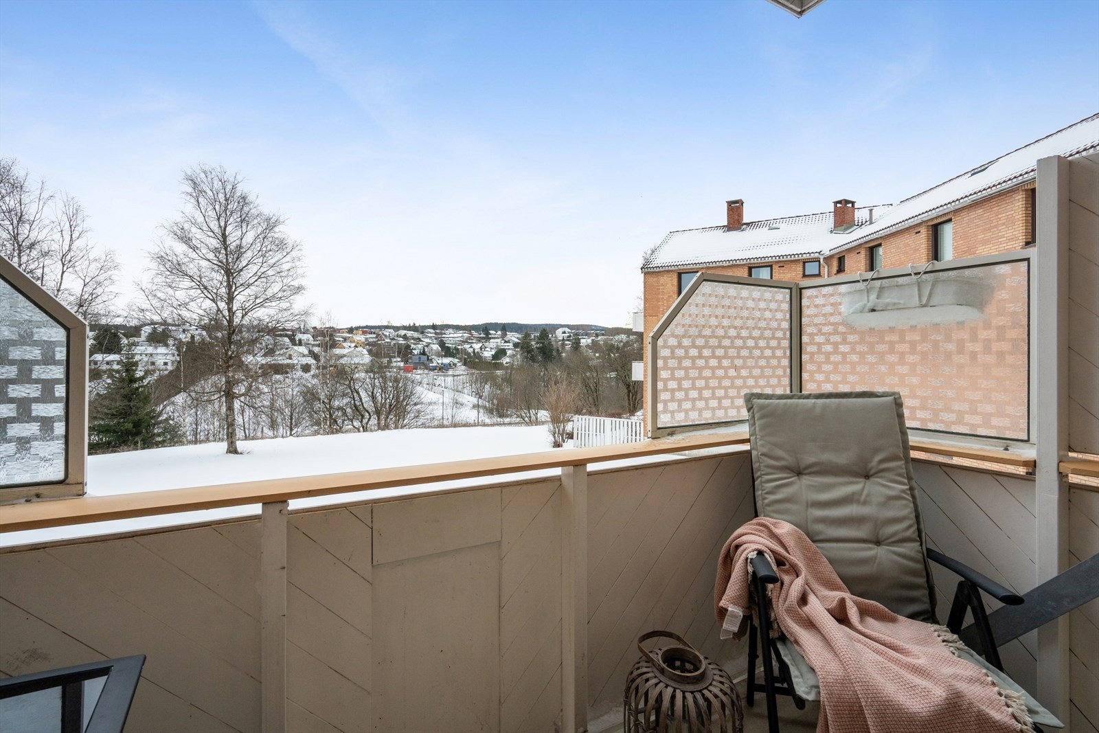 Balkongen har gode solforhold og fin utsikt. Galleribilde