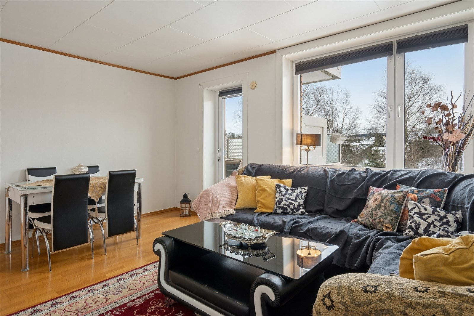 Her er det god plass til sofa og spisestuemøbler. Galleribilde