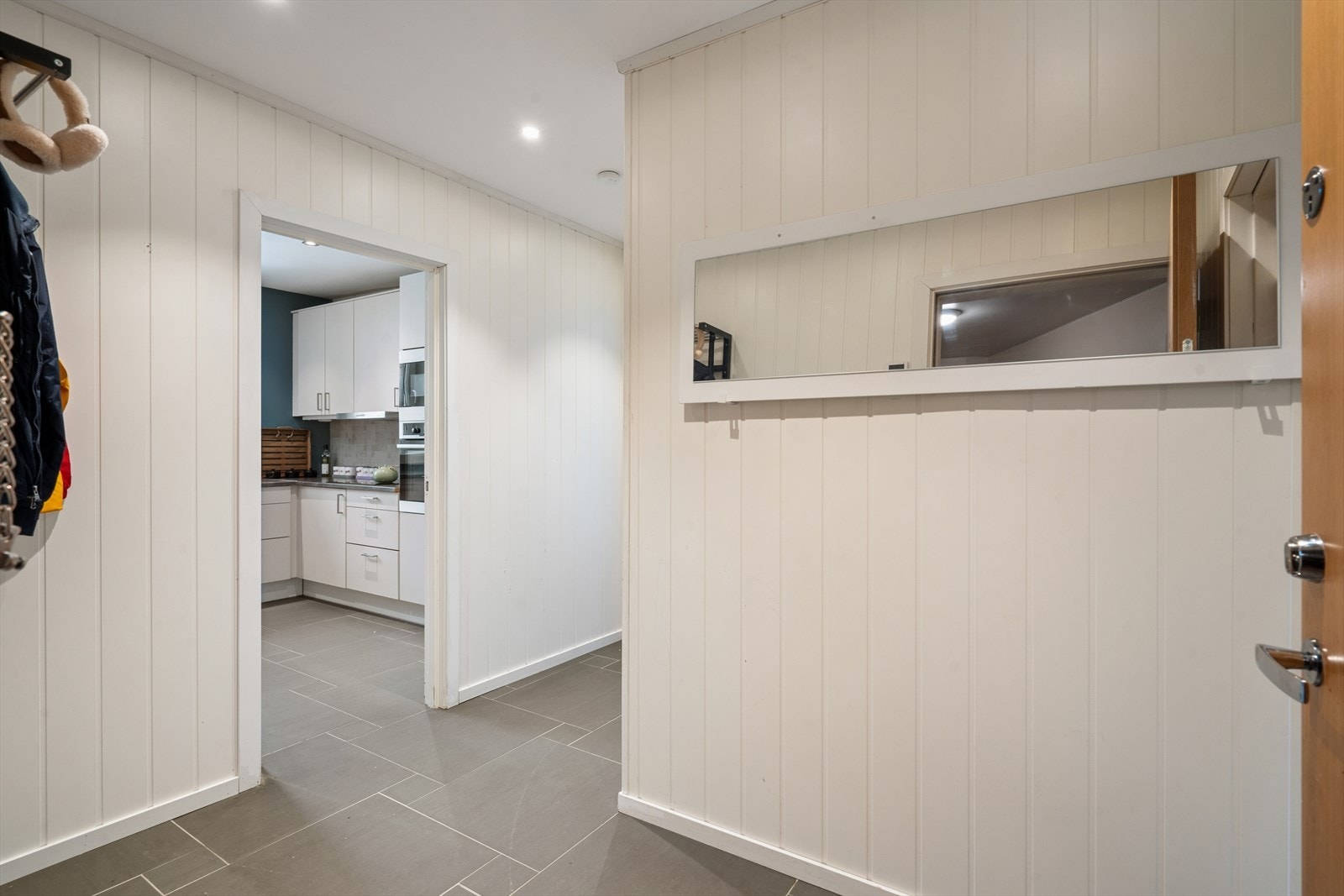 Entreen har god plass til diverse oppbevaringsløsninger. Galleribilde