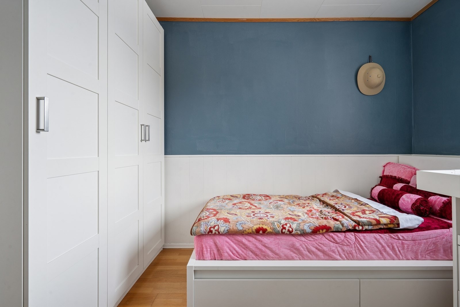 Soverom 2 er innredet med garderobeskap. Galleribilde