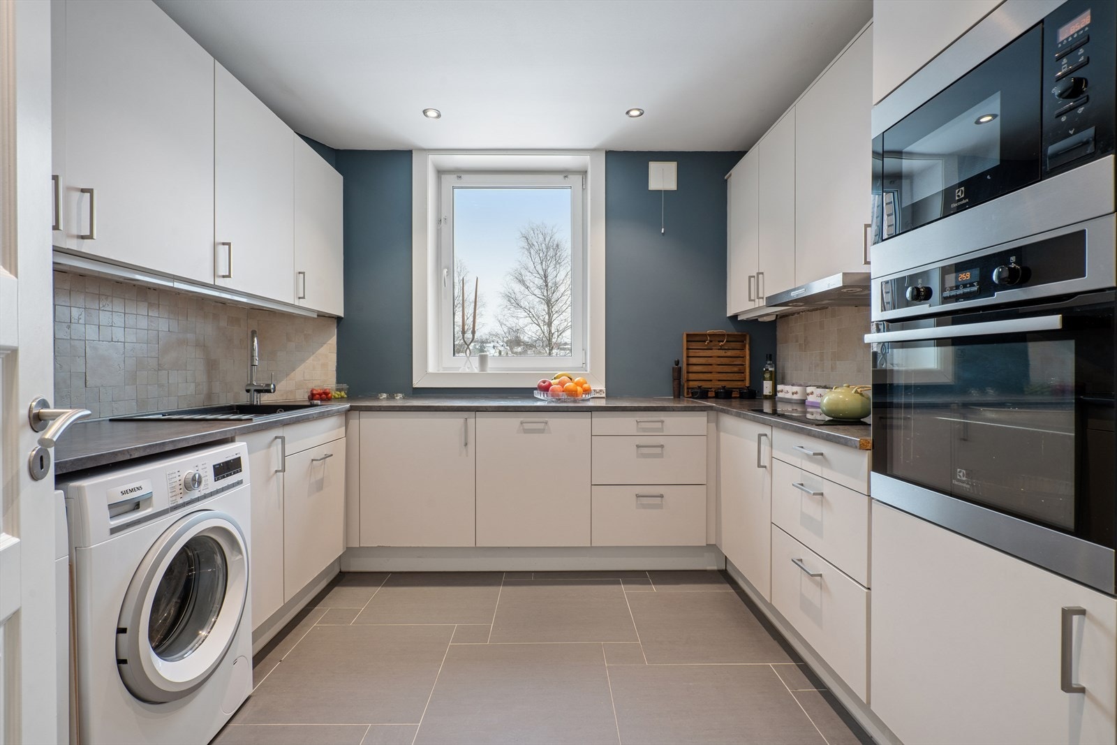 Pent kjøkken med god skap- og benkeplass. Galleribilde