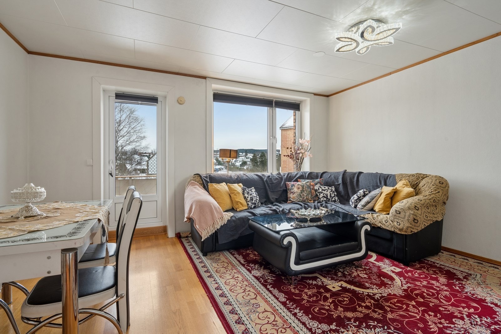 Fin planløsning som inneholder entré, stue, kjøkken, baderom og to soverom. Galleribilde