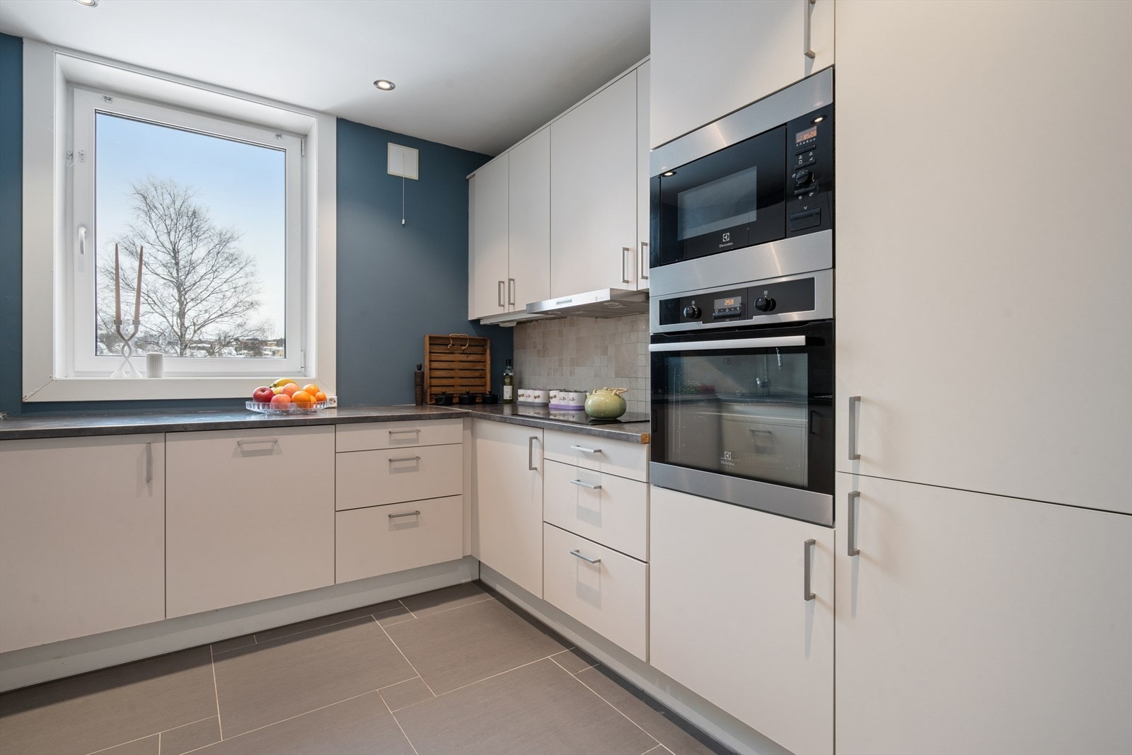 Kjøkkenet er utstyrt med integrerte hvitevarer. Galleribilde