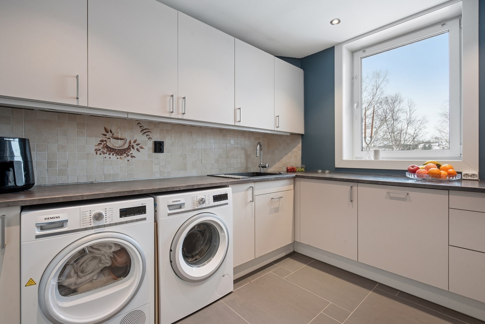 Det er opplegg for vaskemaskin og tørketrommel på kjøkkenet. Galleribilde