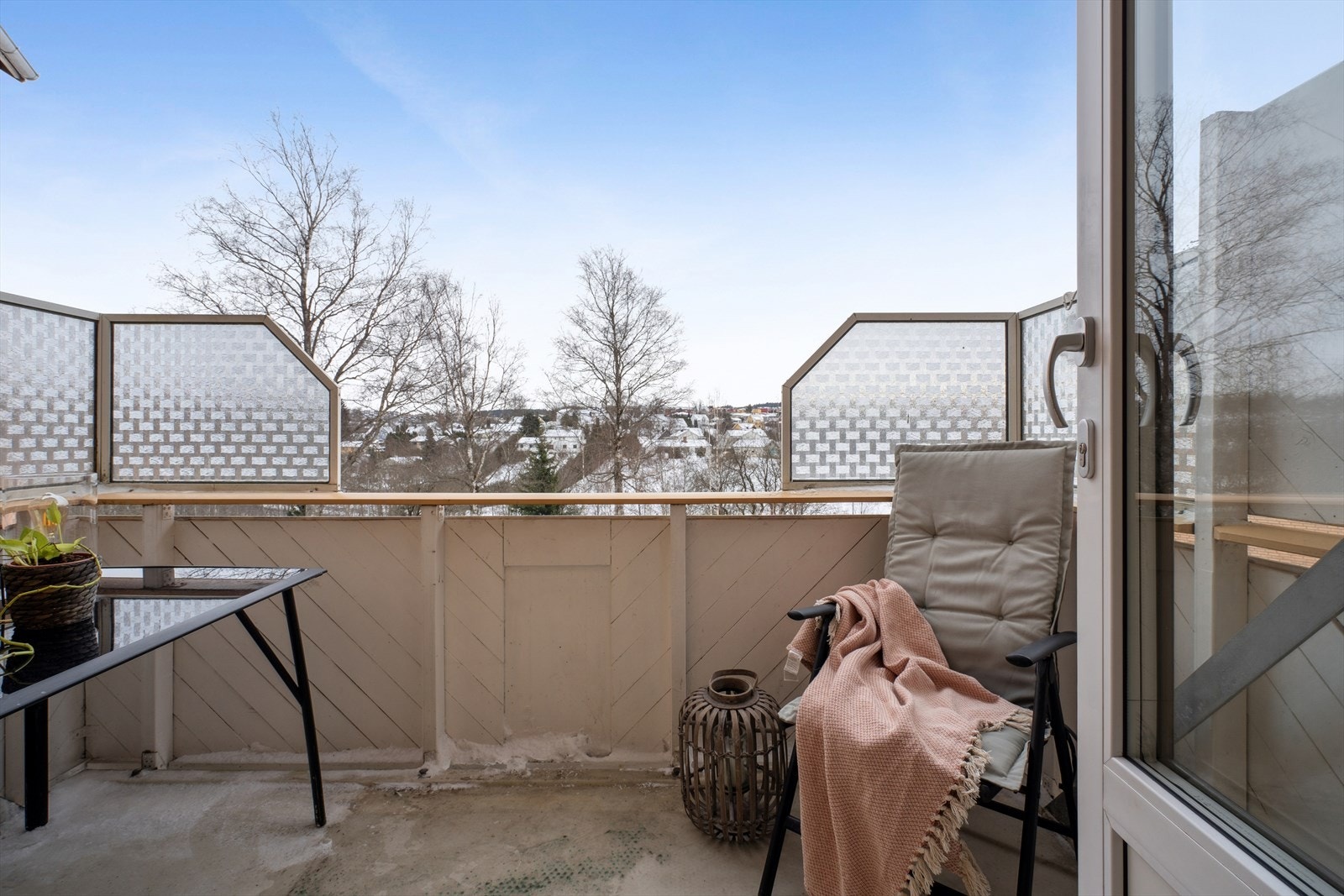 Fra stuen er det utgang til en hyggelig balkong på ca. 5 kvadratmeter. Galleribilde