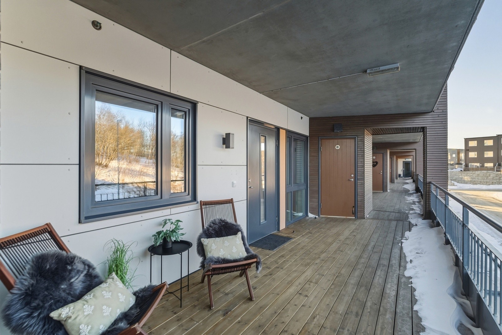 Takoverbygget inngangsparti med adkomst til utebod, det er i tillegg utebod på terrassen, inne i leiligheten og en i underetasjen Galleribilde