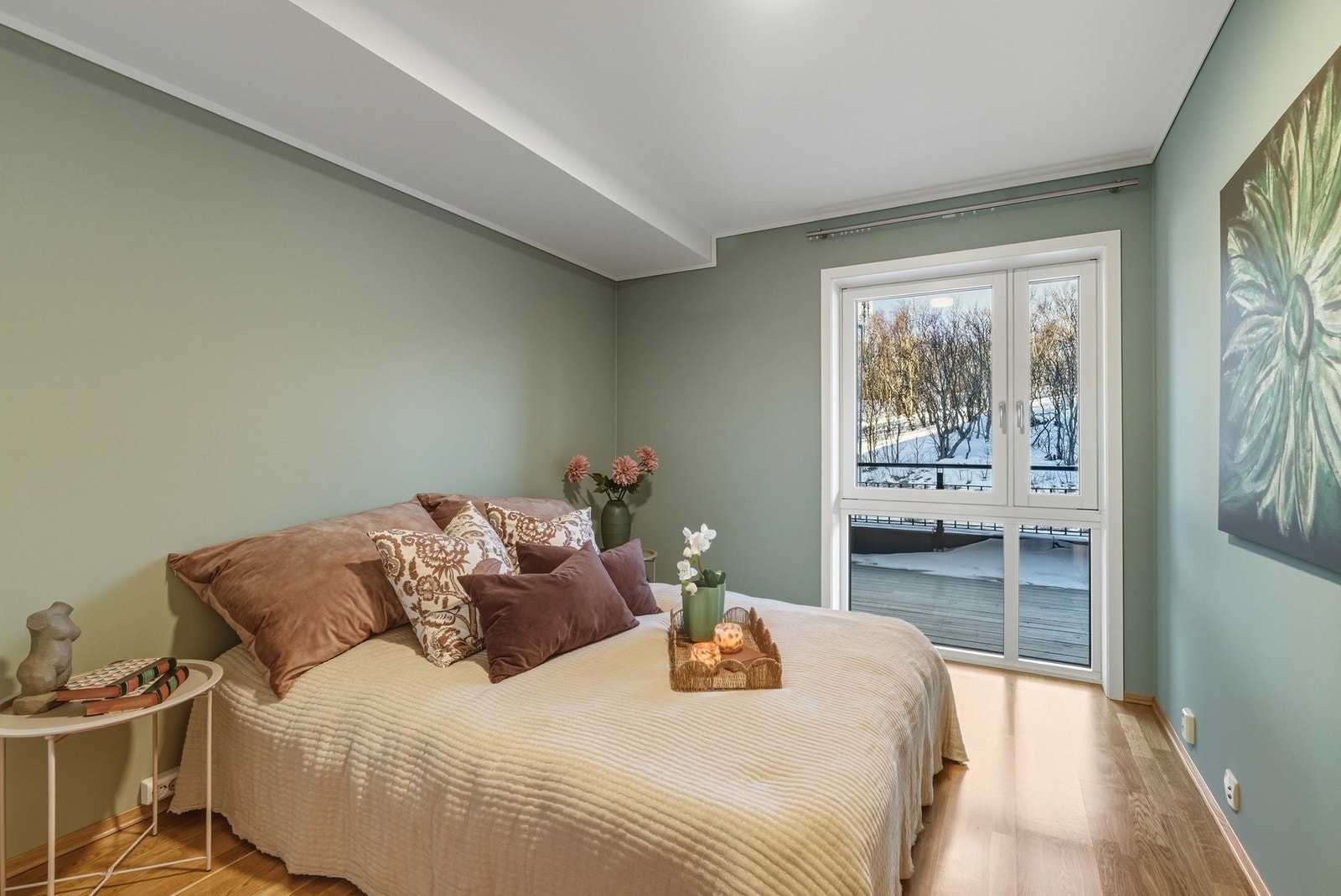 Soverom nr. 1 er malt i tidsriktige fargevalg Galleribilde