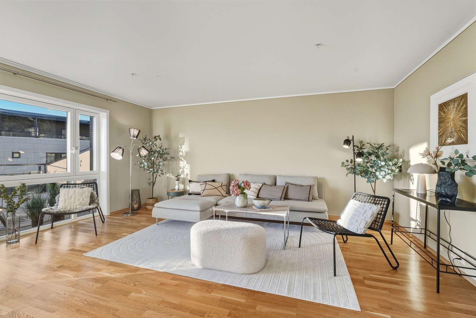 Parkett på gulvet med vannbåren varme og lysmalte vegger Galleribilde