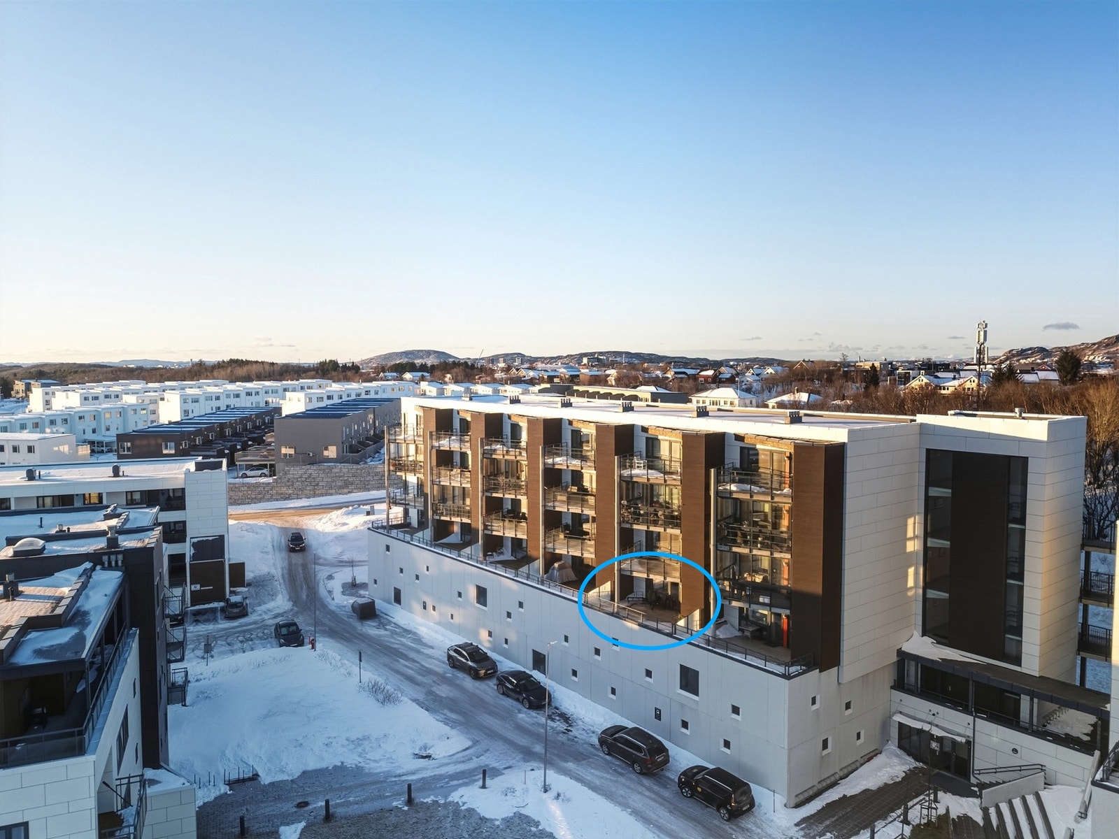 Leiligheten ligger fint til i byggets tredje etasje - Heis i bygget - Lukket garasjeanlegg med bod Galleribilde