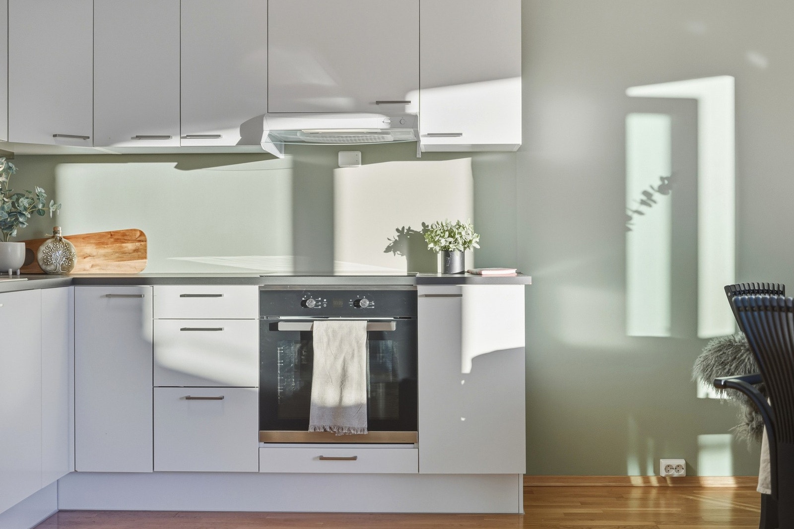 Lyst og flott kjøkken med integrert komfyr og platetopp - Frittstående hvitevarer medfølger Galleribilde