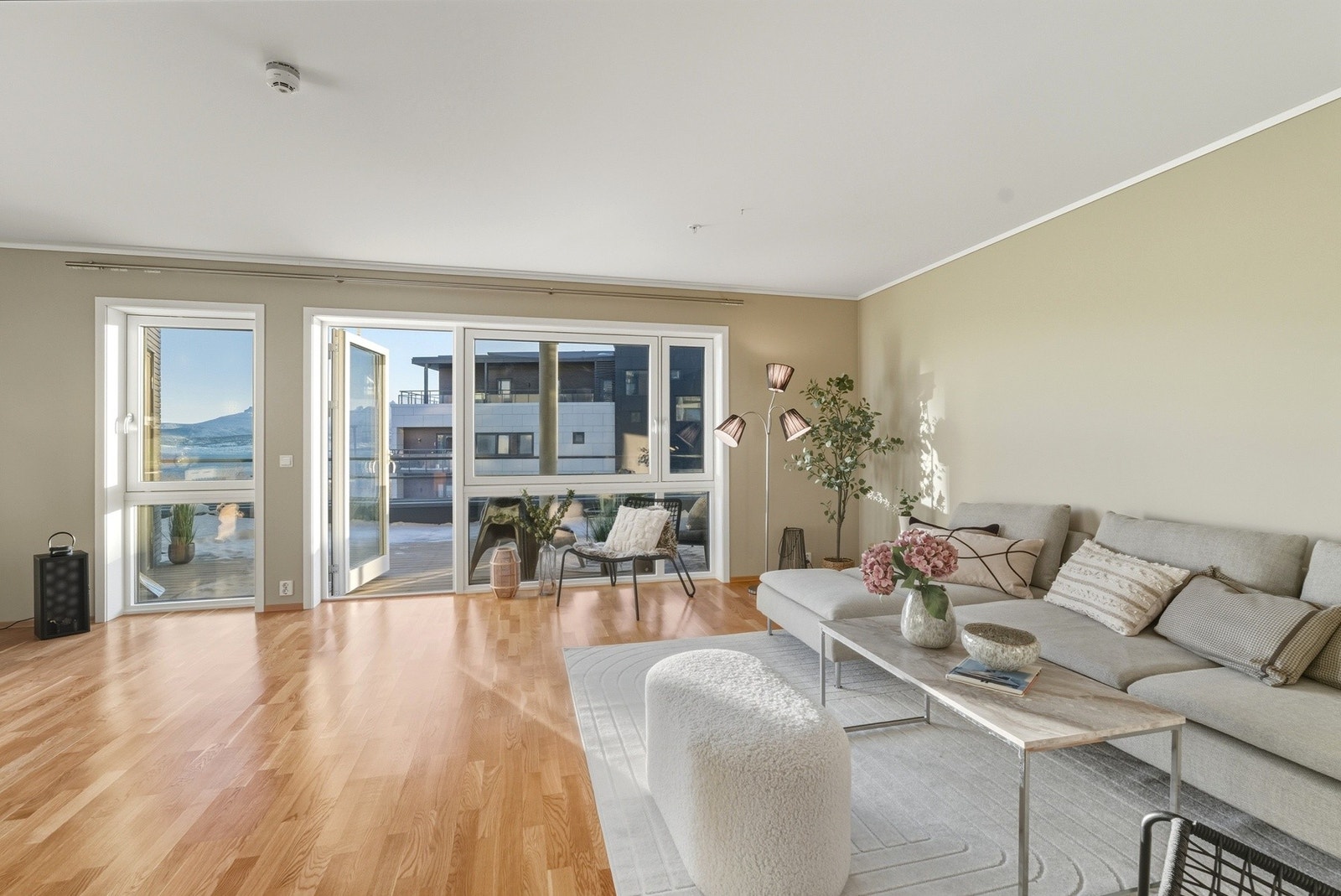 Romslig stue med vannbåren varme i gulv Galleribilde