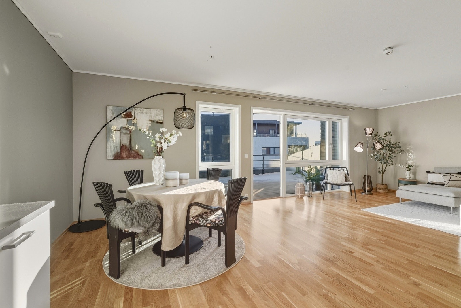 God plass til spisegruppe i tilknytning til kjøkken Galleribilde