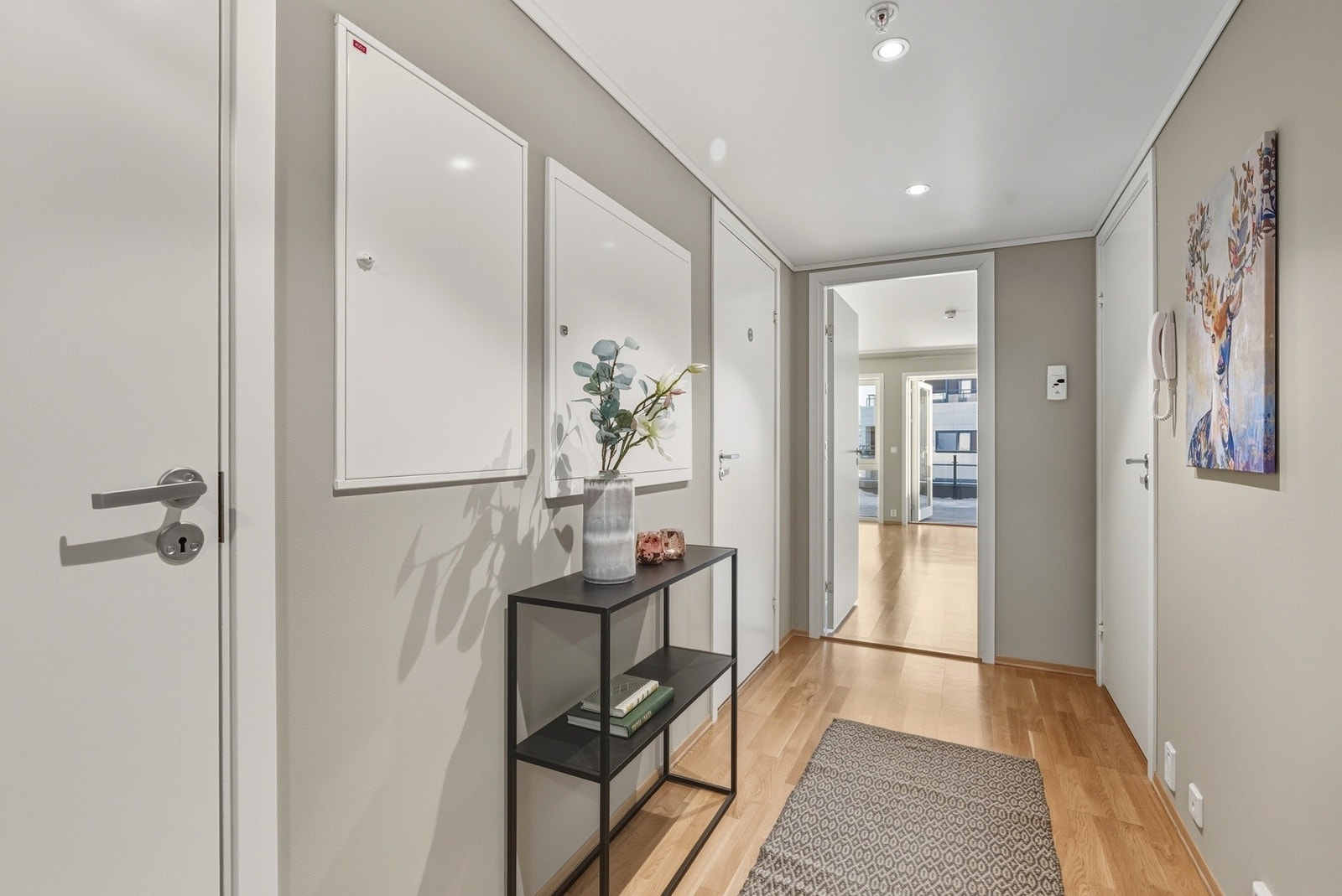 Gang - Store deler av leiligheten har vannbåren vårme i gulv Galleribilde