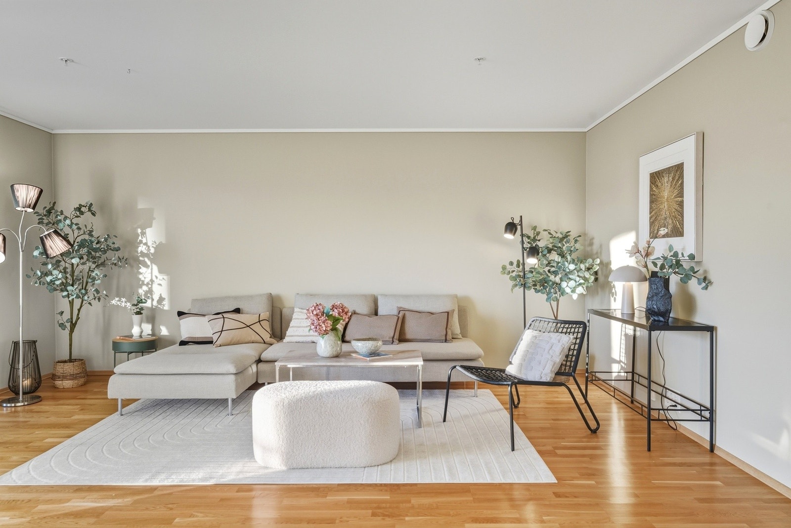 Romslig stue med flere møbleringsmuligheter Galleribilde