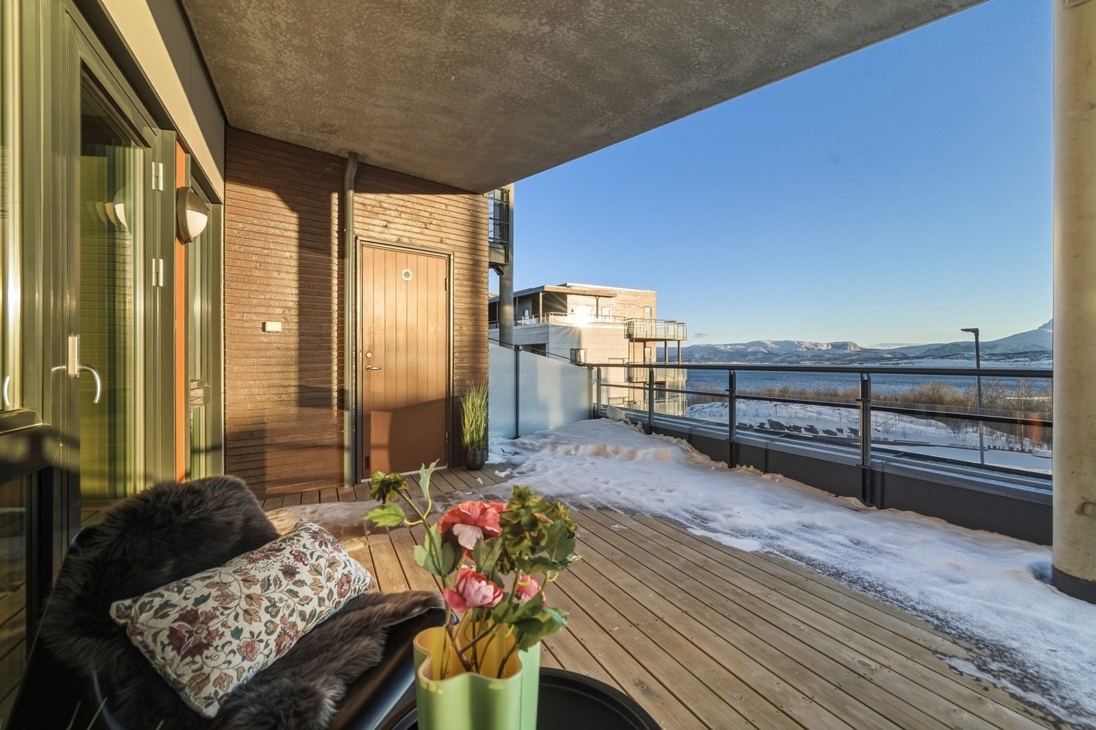 Takoverbygget terrasse på hele 27 kvm - Utebod. Det er i tillegg en utebod i tilknytning til inngangsparti Galleribilde