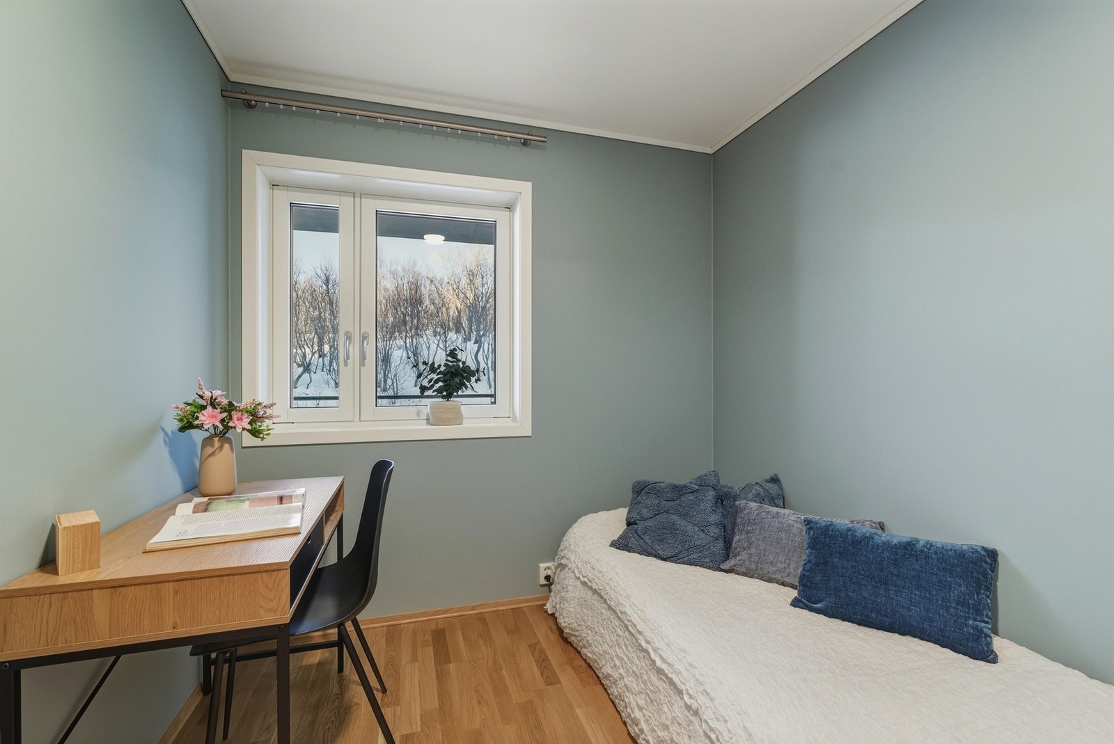 Soverom nr. 2 med garderobeskap Galleribilde