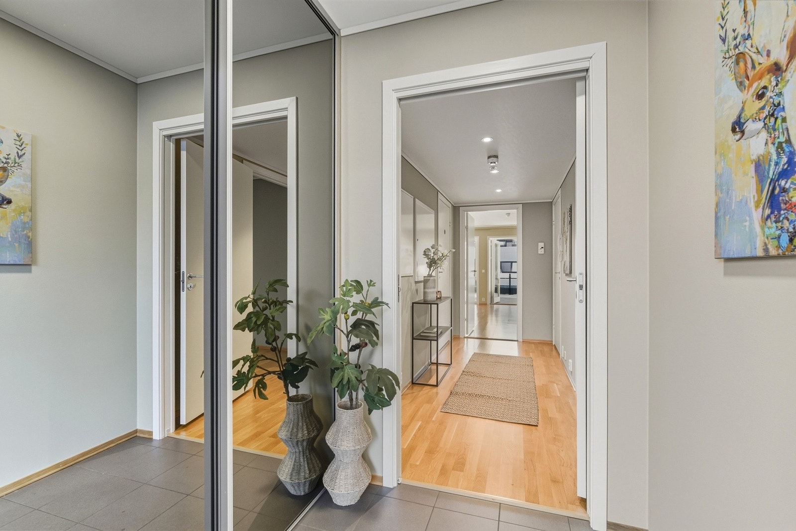 Velkommen inn! Flislagt entré med skyvedørsgarderobe for klesoppheng. Galleribilde