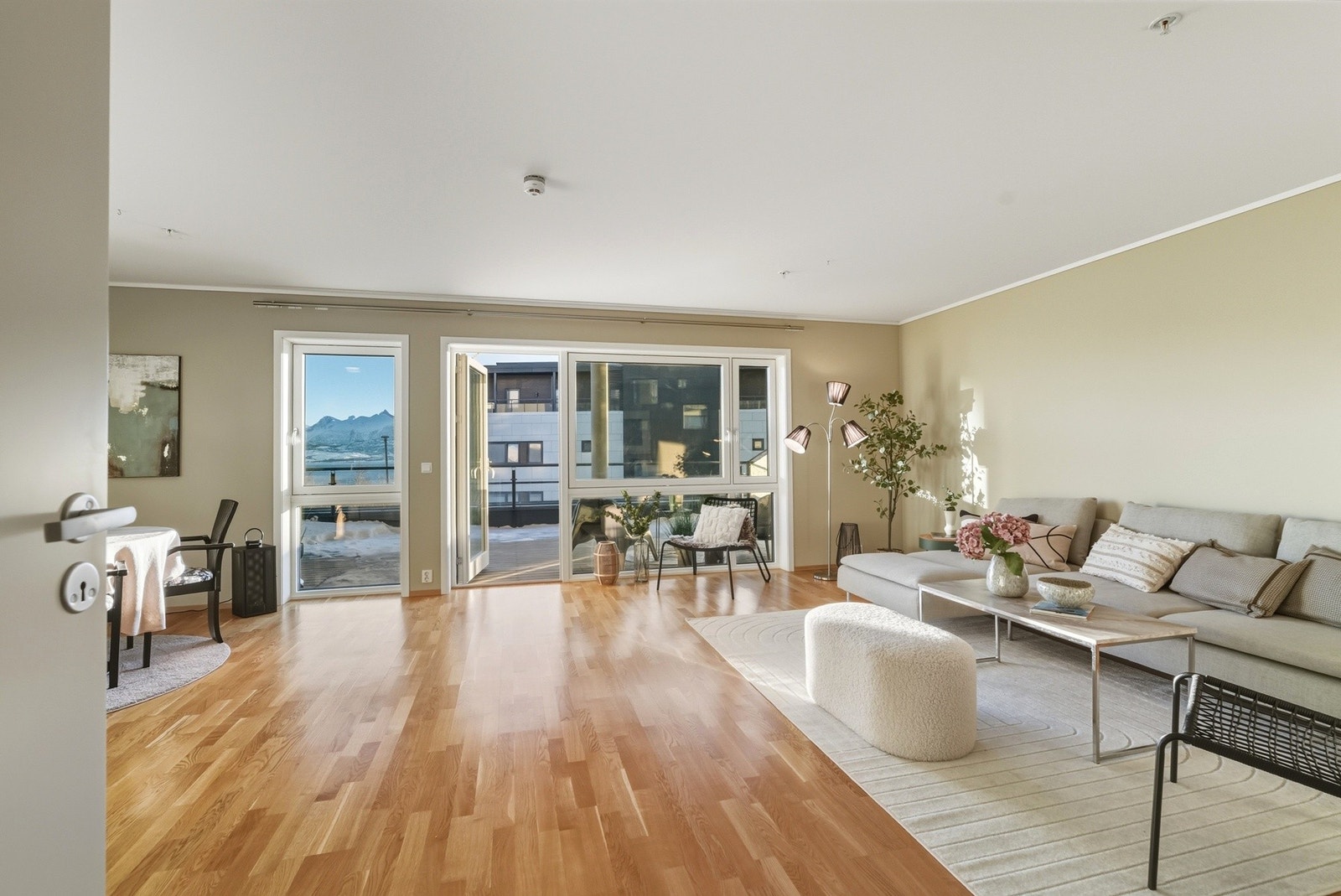 Stor og åpen stue med god plass til ønsket møblering - Utgang til takoverygget terrasse på hele 27 kvm Galleribilde