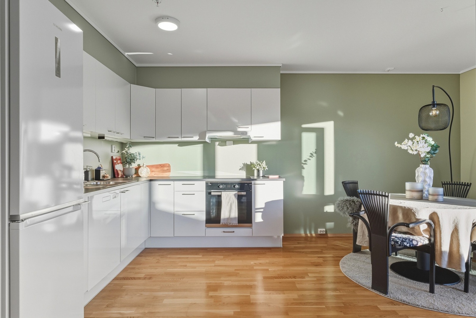 Kjøkkenet har innredning med glatte fronter og benkeplate av laminat. Galleribilde