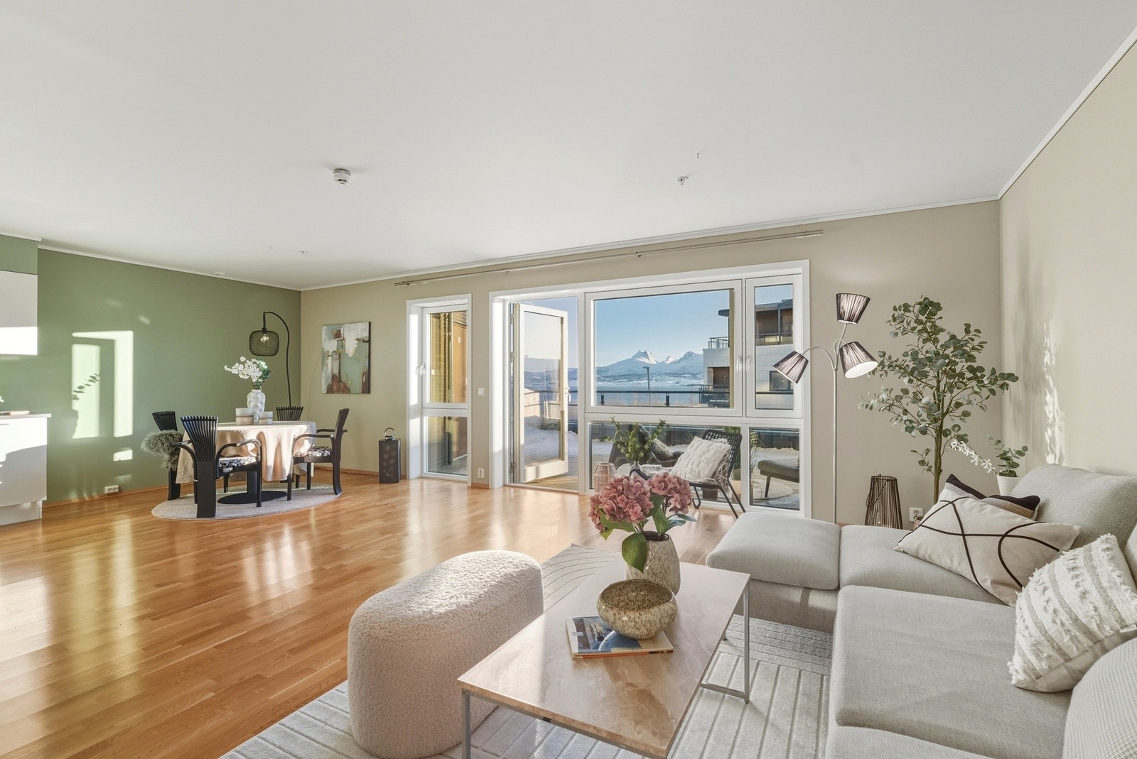 Store vindusflater slipper inn godt med naturlig lys - Merk utsikten! Galleribilde