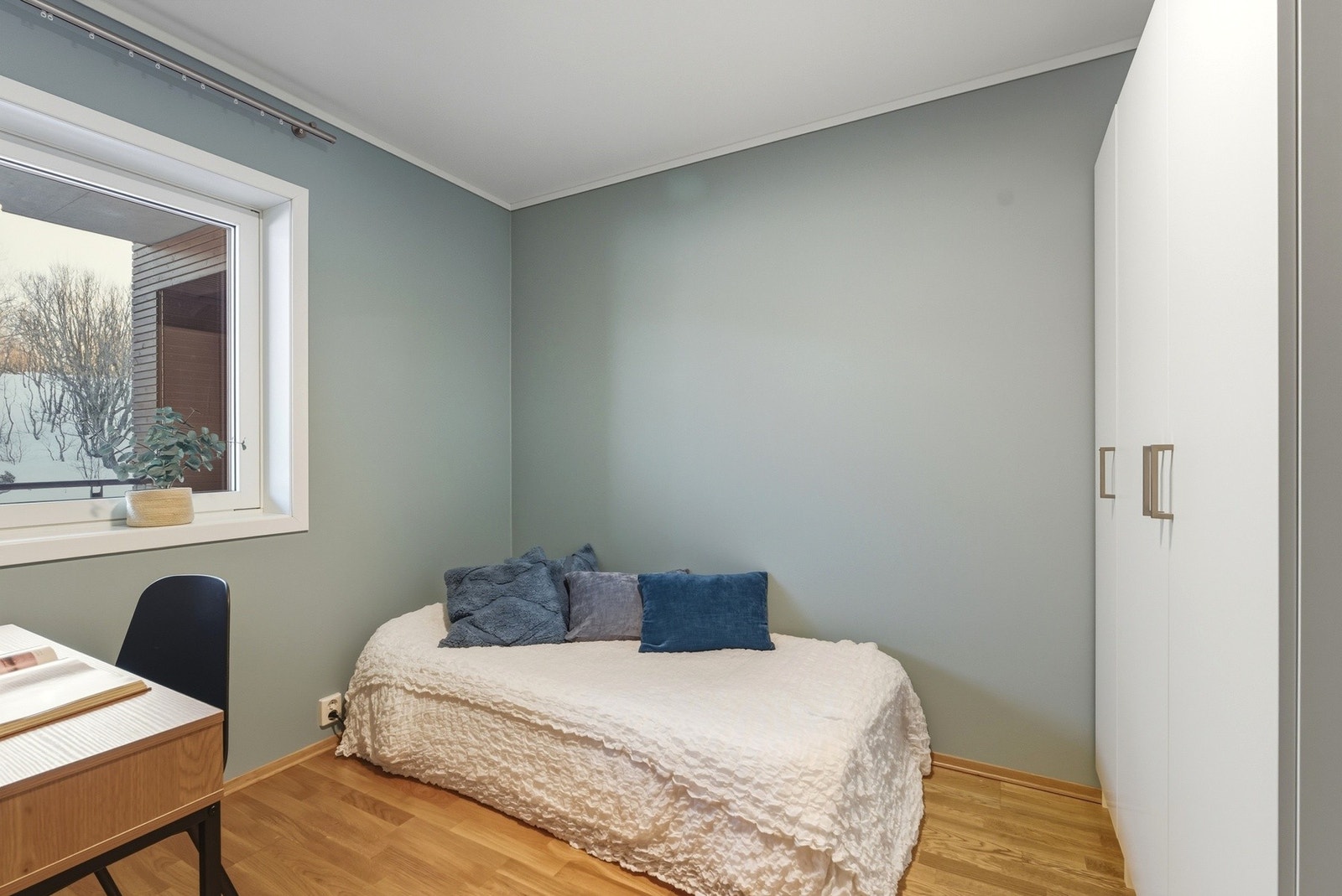 Soverom nr. 2 med garderobeskap Galleribilde