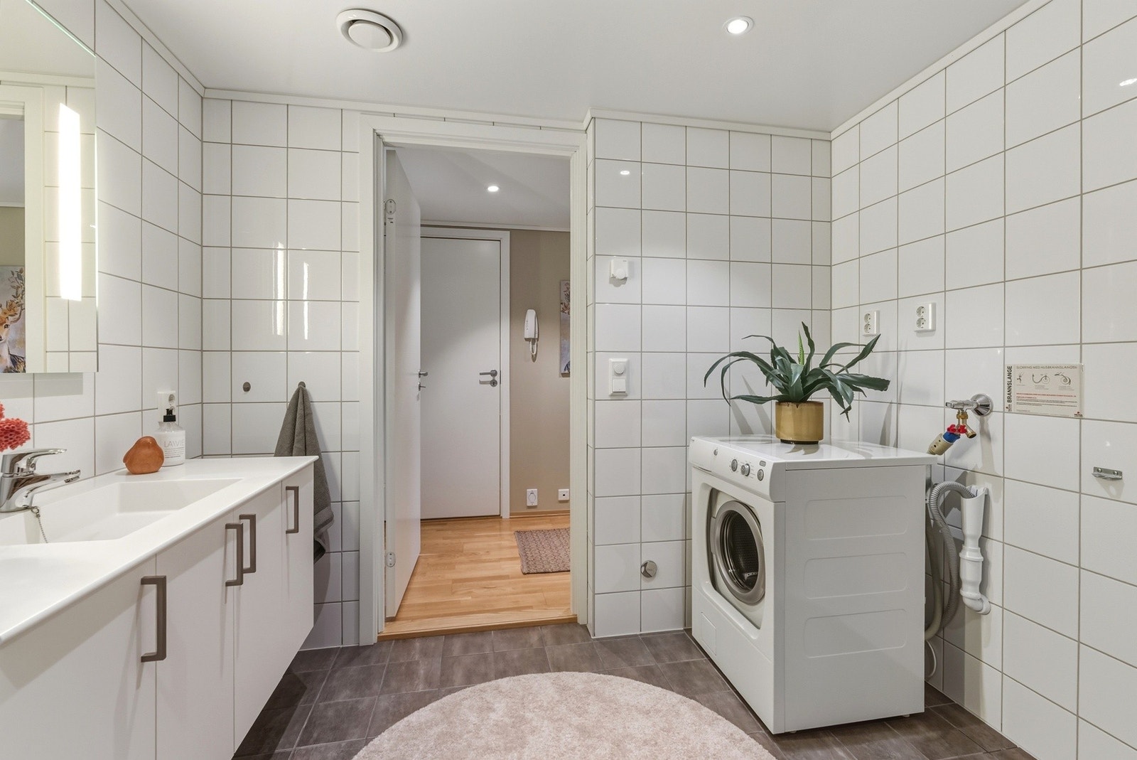 Romslig flislagt bad i klassisk og tidløs utforming - Varme i gulv Galleribilde