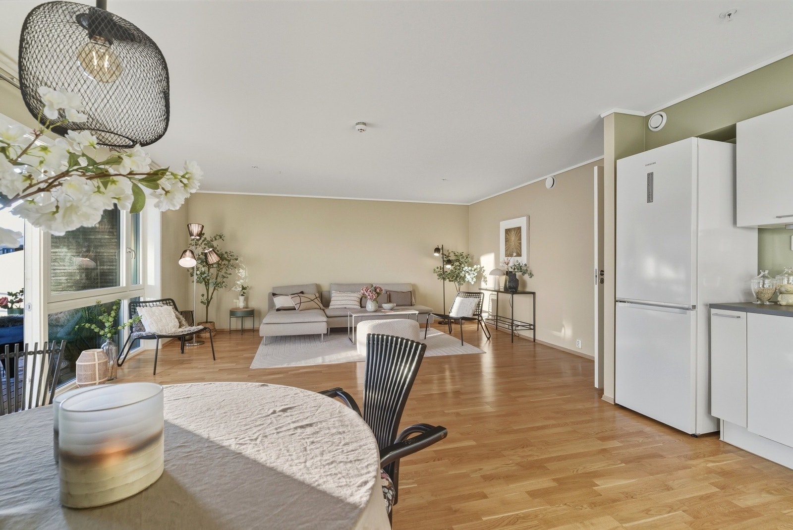 Åpen løsning mellom kjøkken og stue Galleribilde