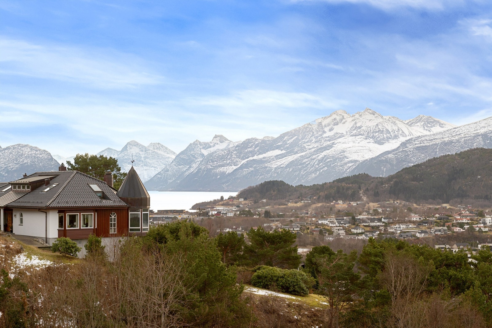 Praktfull utsikt mot syd til Sunnmørsalpane og Hjørungfjorden Galleribilde