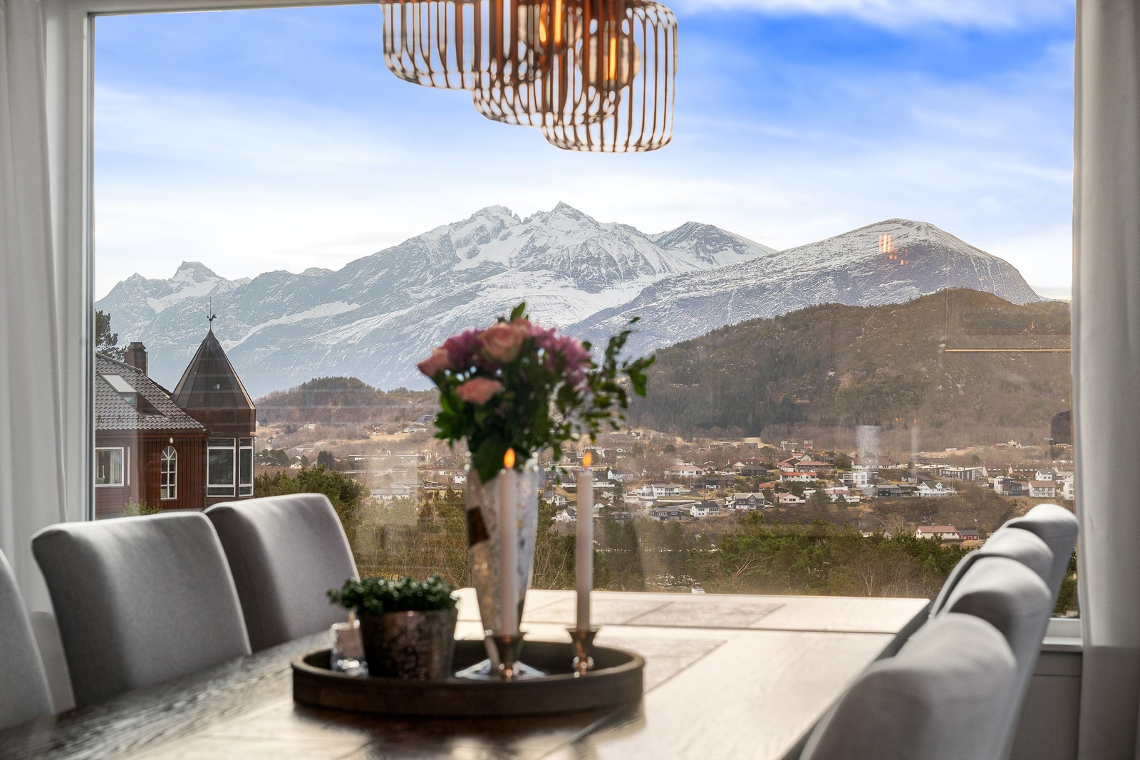 Fra spisestuen kan man nye gode måltider og flott utsikt mot Sunnmørsalpane Galleribilde