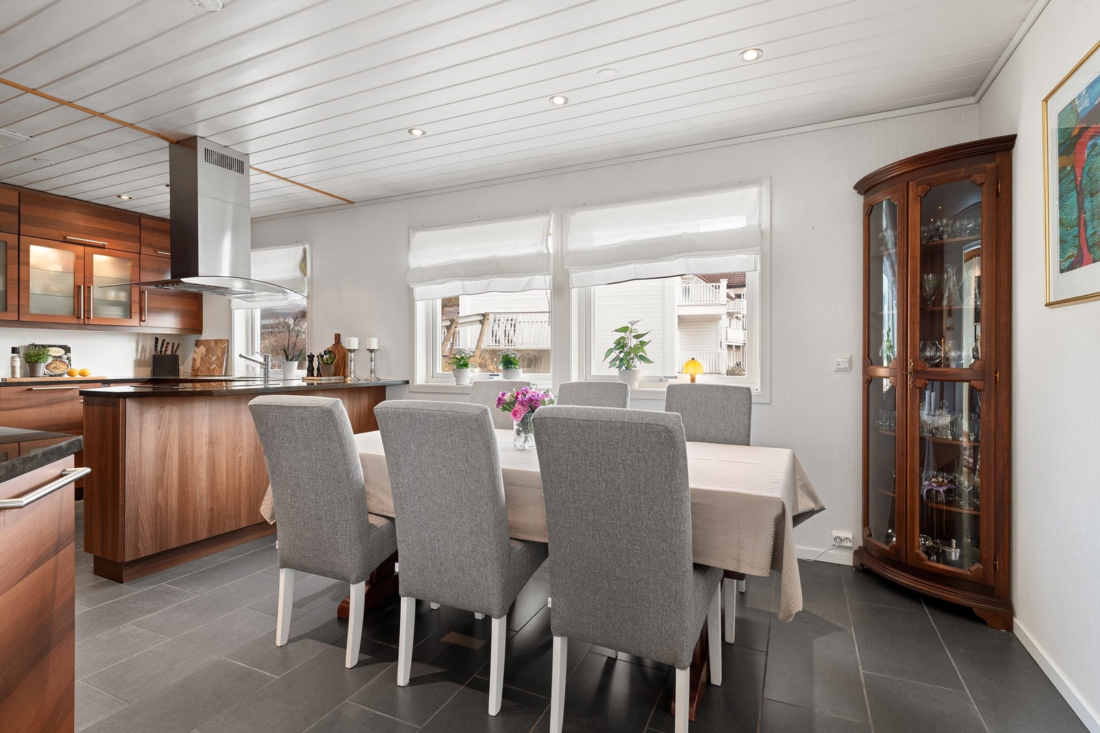 Det er god plass til romslig spiseplass på kjøkkenet Galleribilde