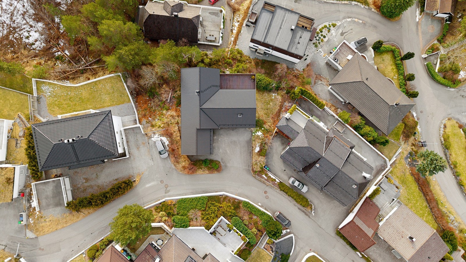 Dronebilde av eiendommen sett fra fugleperspektiv Galleribilde