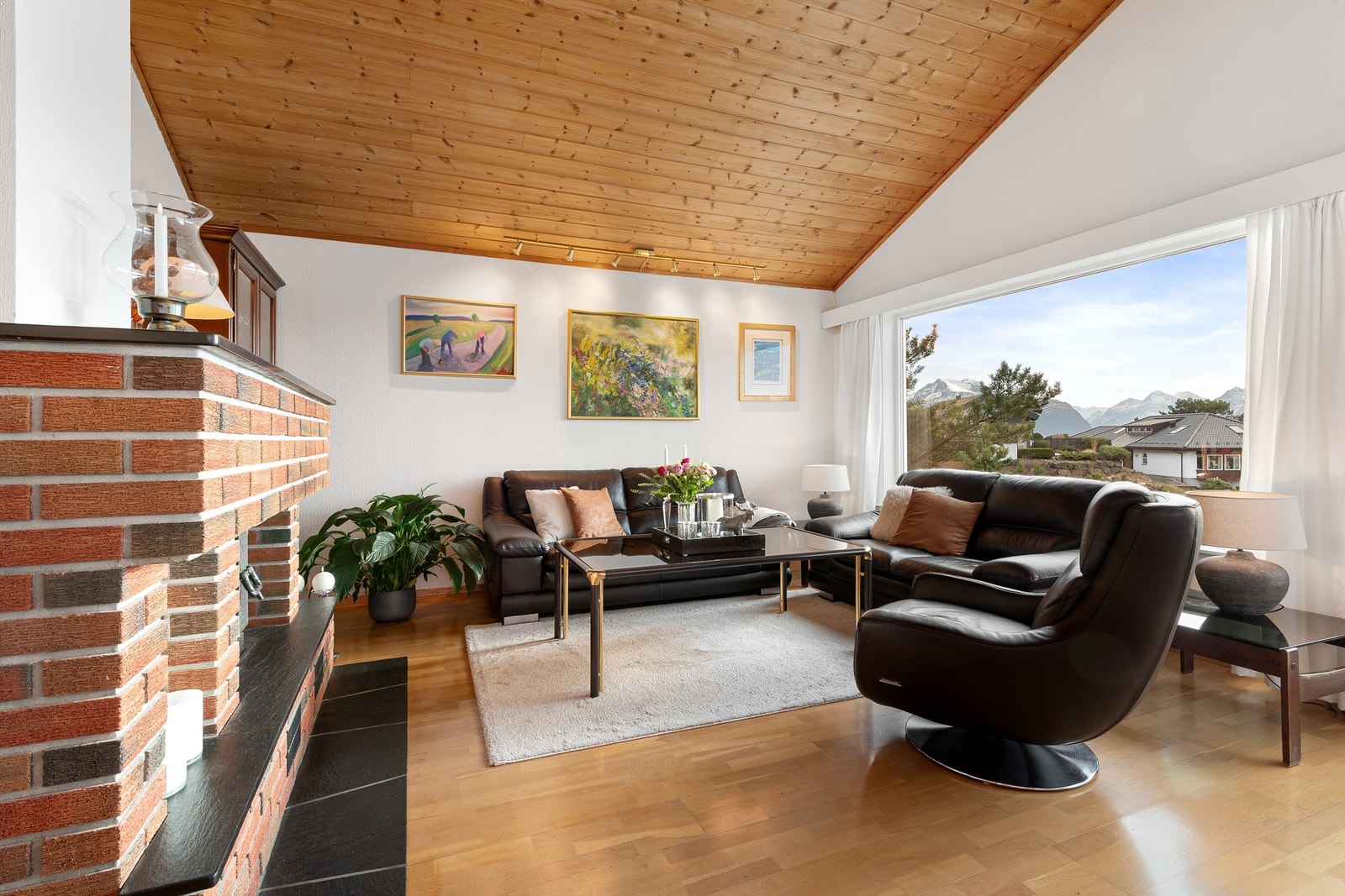 Sofakroken på stuen med murt peis i teglstein Galleribilde