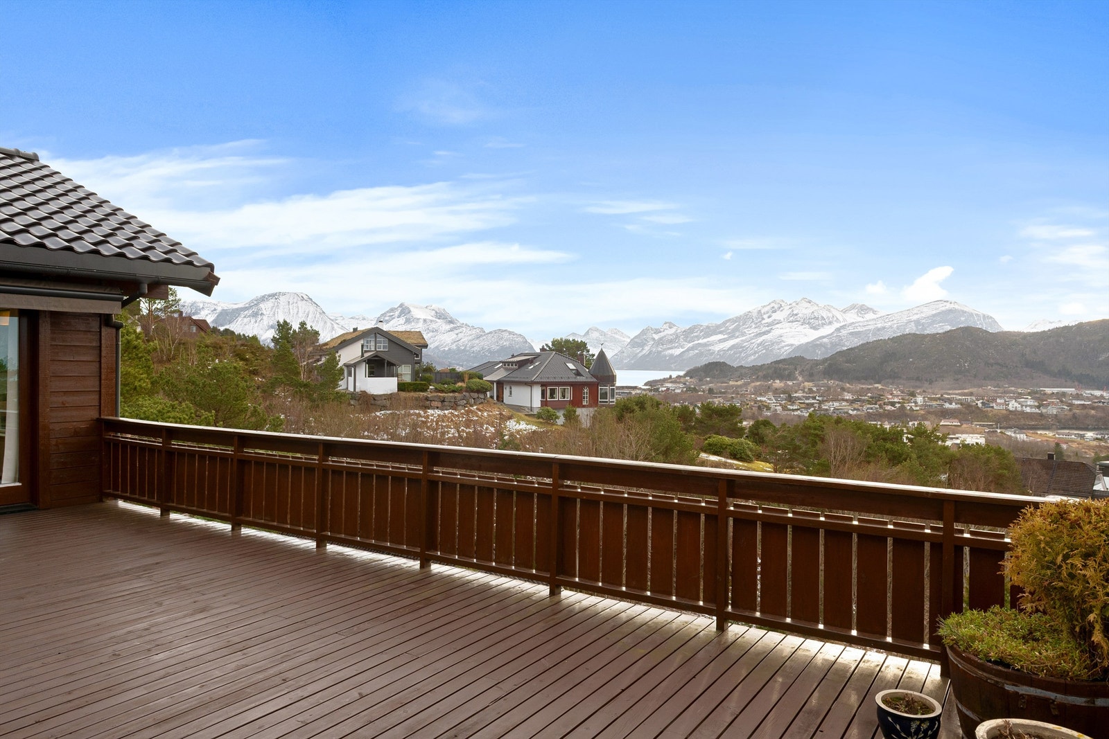 Flott utsikt mot Storfjorden, Sunnmørsalpane og starten på Hjørungfjorden kan man også se fra eiendommen Galleribilde