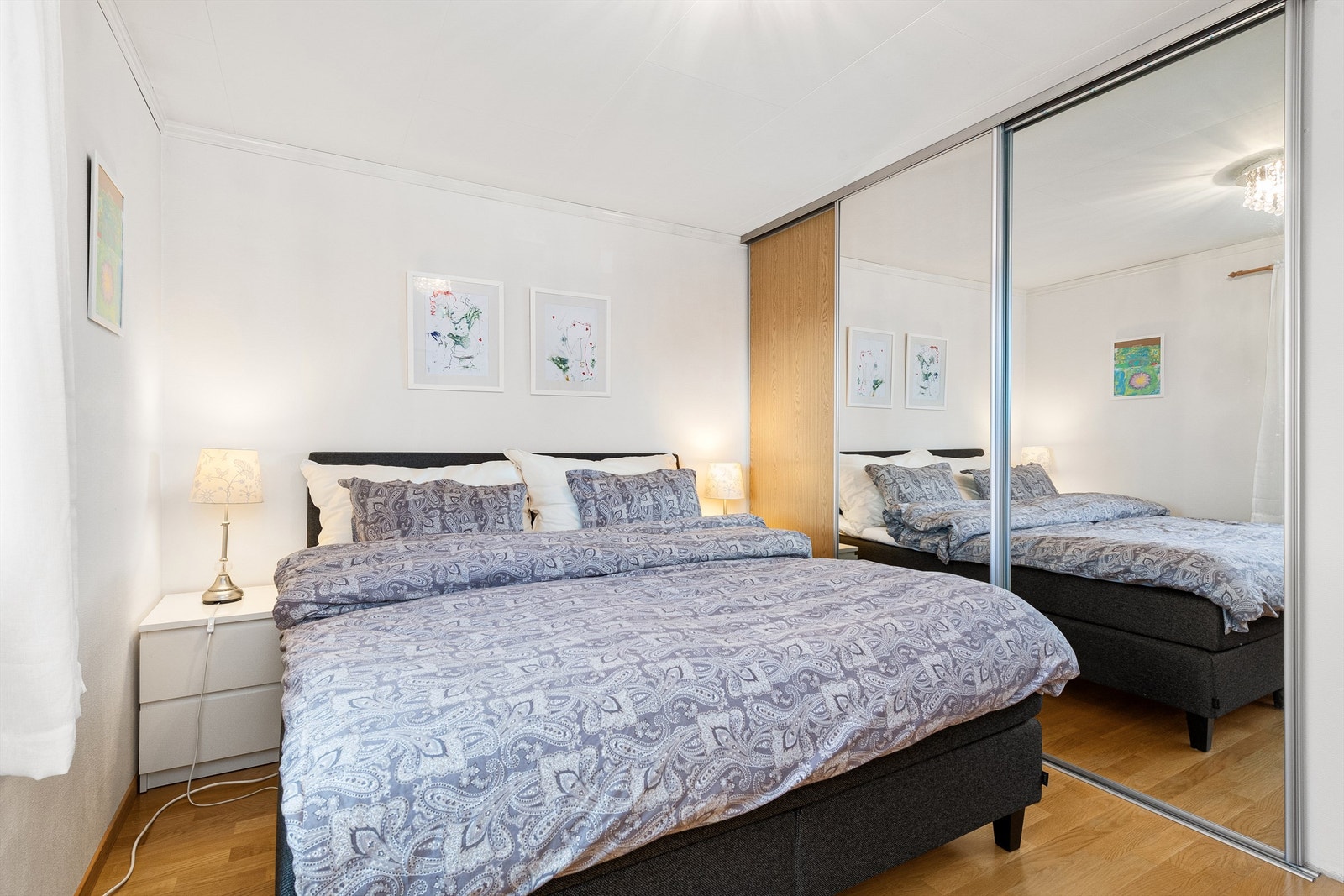 Hovesoverom med skyvedørsgarderobe med 3 dører, hvorav 2 har speilfronter Galleribilde