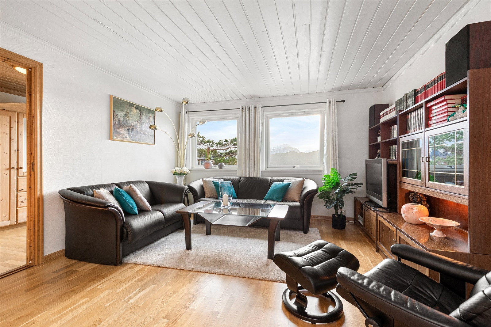 Kjellerstue med flott utsikt - og adkomst til soverom mot sydøst Galleribilde