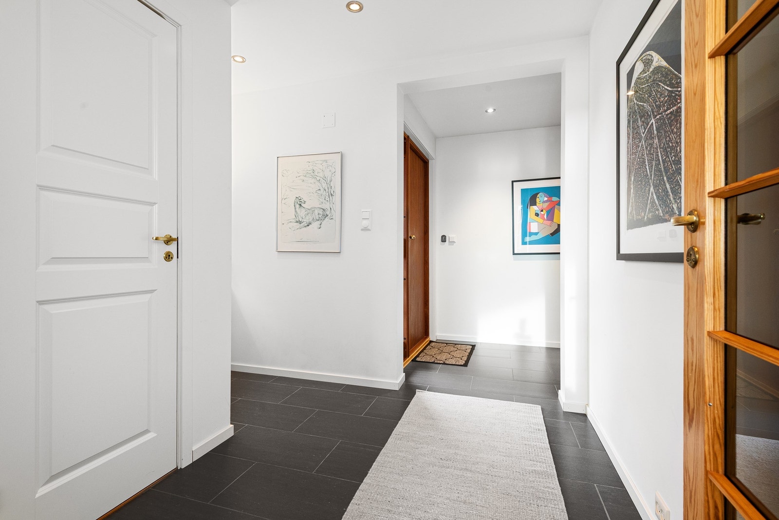 Hall/entre med flislagt gulv med dels gulvvarme Galleribilde