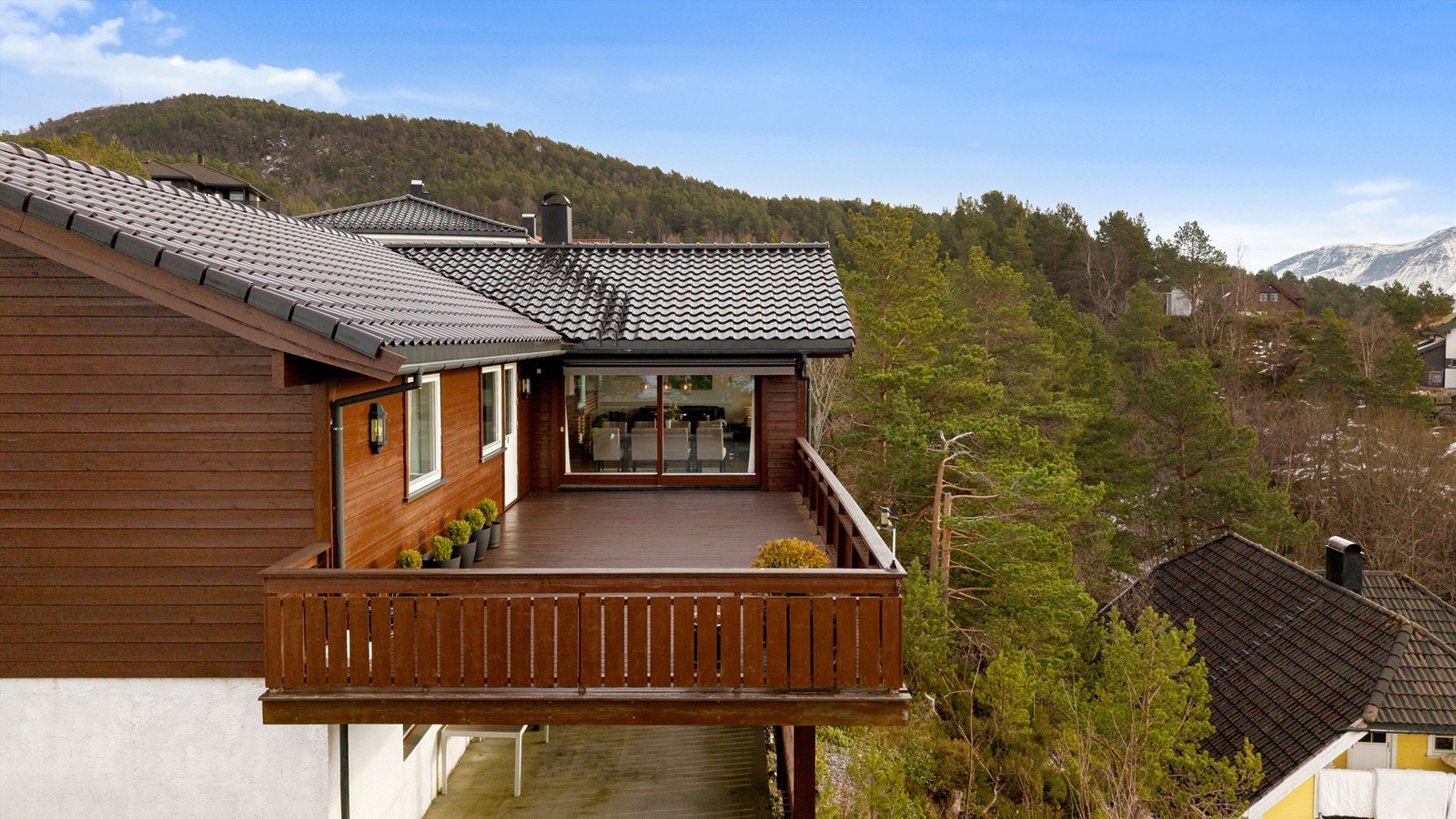Dronebilde av fasade/terrasse tatt fra vest Galleribilde