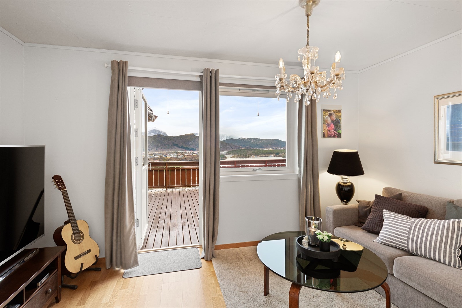 Det er utgang fra soverom 2 til sydvestvendt terrasse på 38 kvm Galleribilde