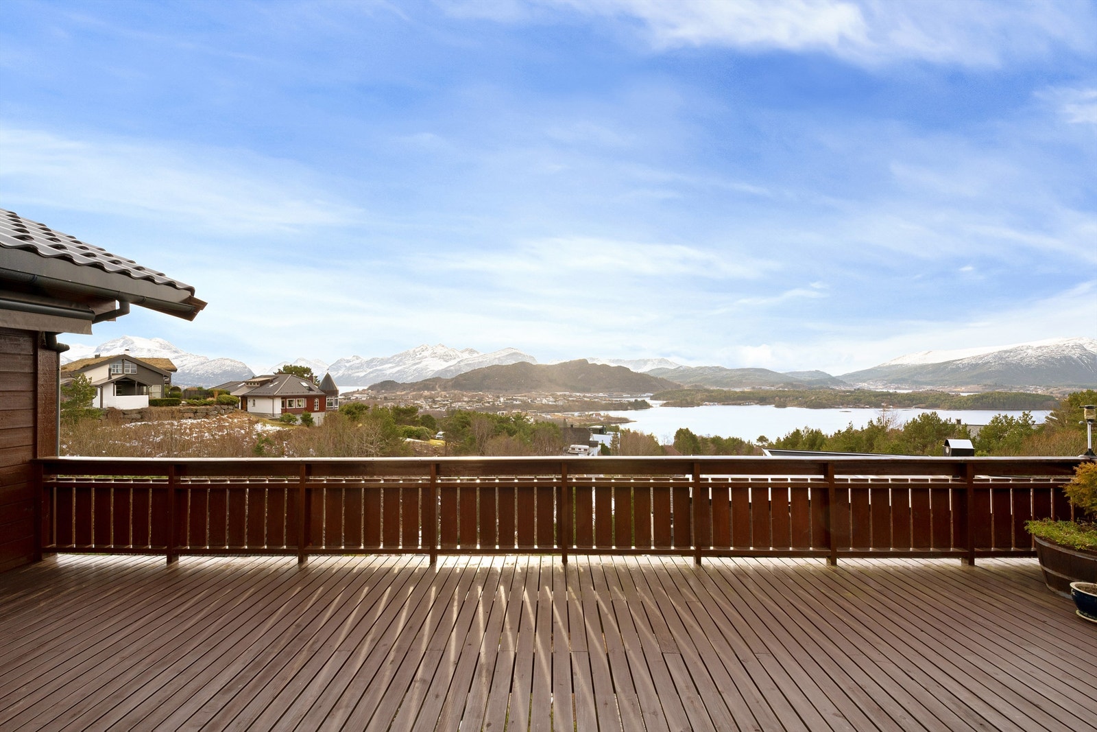 Praktfull utsikt fra sydvestvendt terrassen i hovedetasjen Galleribilde