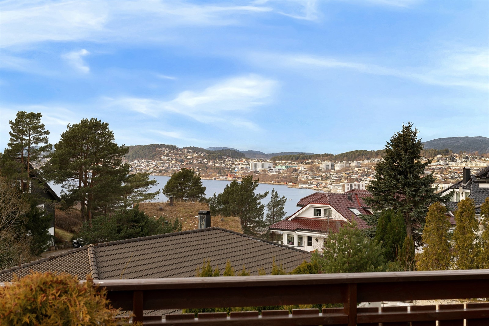 Flott vestvendt utsikt mot Borgundfjorden og Åse området Galleribilde