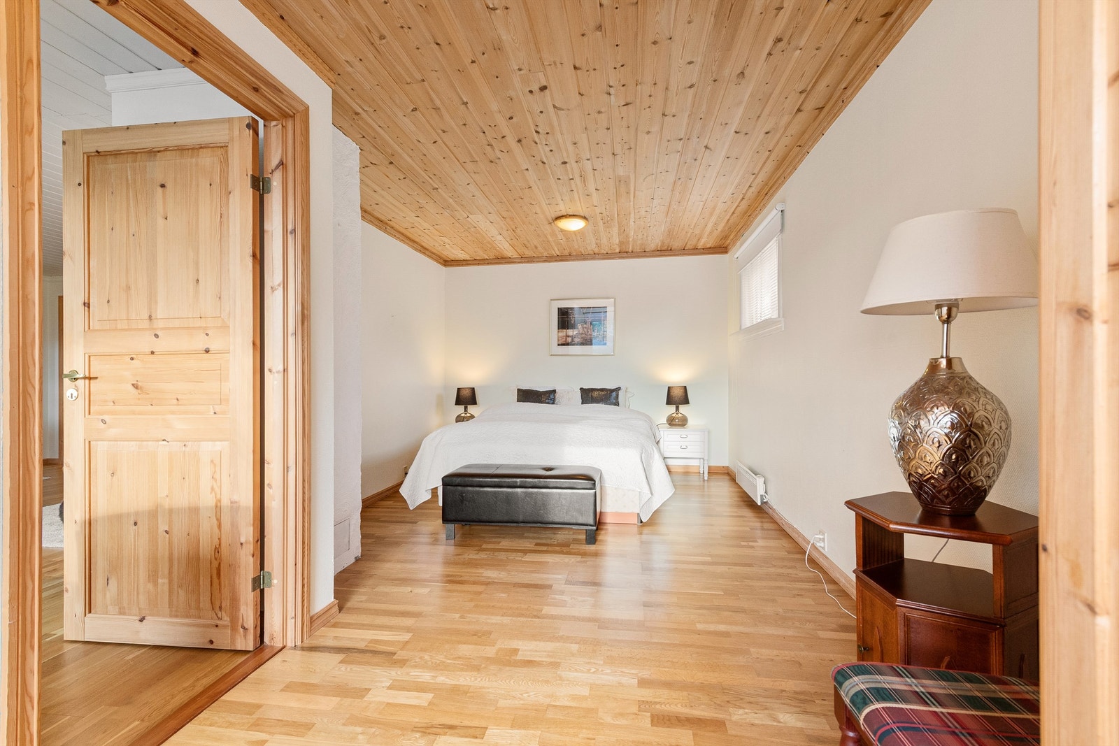 Soverom mot sydøst i underetasjen med adkomst fra kjellerstue Galleribilde