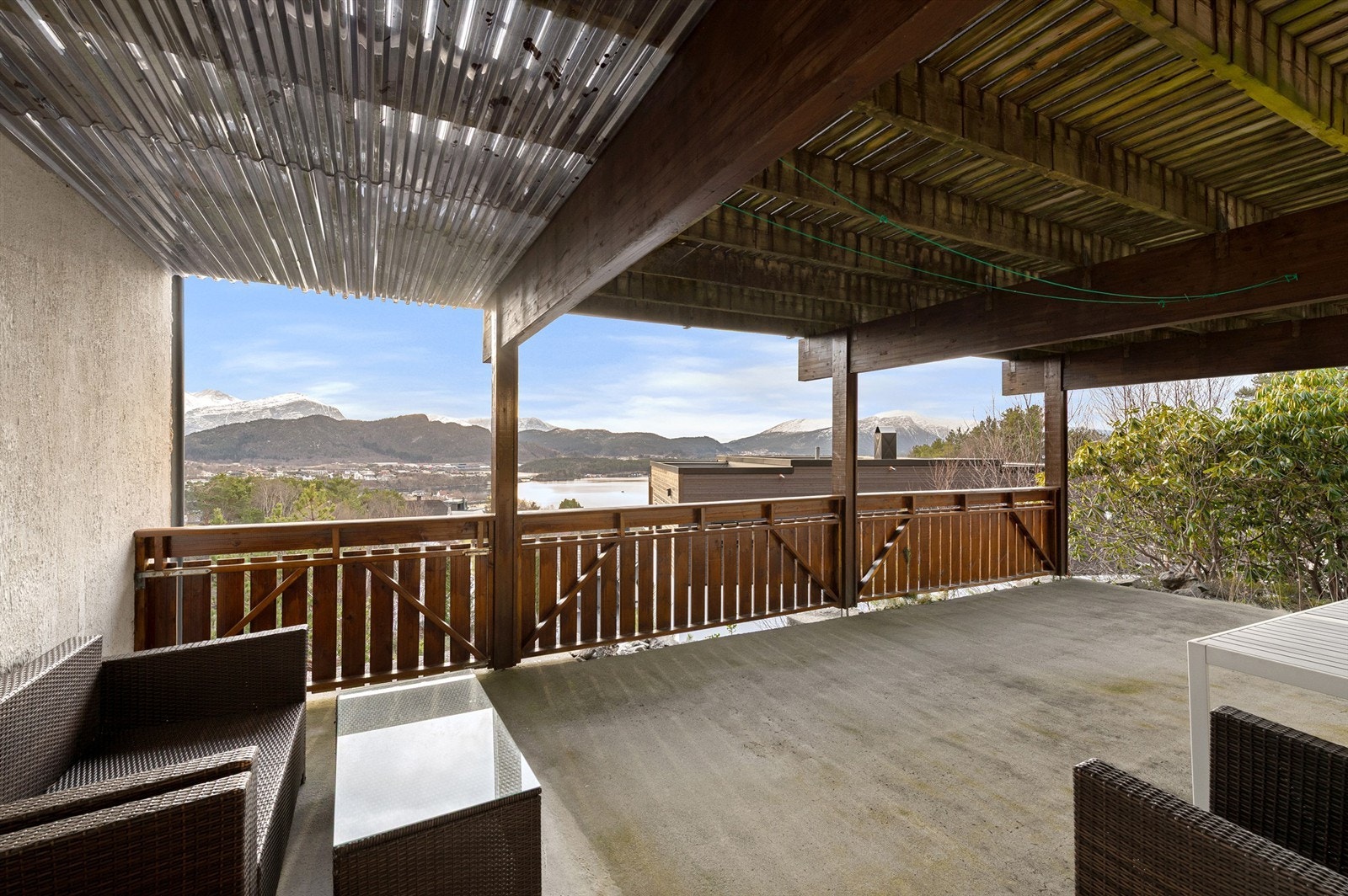 Overbygd uteplass i underetasjen med utgang fra kjellerstue Galleribilde