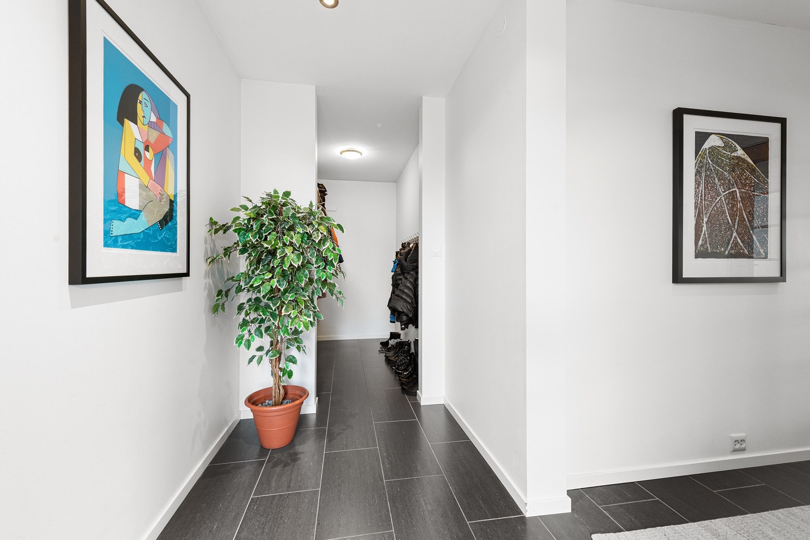 Egen garderobeavdeling i entre/hall med gode oppbevaringsmuligheter for yttertøy og sko Galleribilde